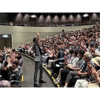 �y���W�z�N��200�{�̃X�e�[�W���A�ǂ̉����������!?�@�V���o�[�w�^�[�Q�b�g�̃R���T�[�g�E�r�W�l�X�u���a�̗w�R���T�[�g�v