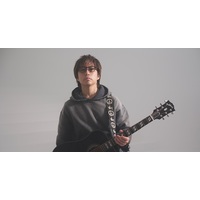 �y�C���^�r���[�z�����D�A�f�r���[15���N�x�X�g�A���o���@�g���R�ɑ΂���o��h���̂�������15�N�̋O��